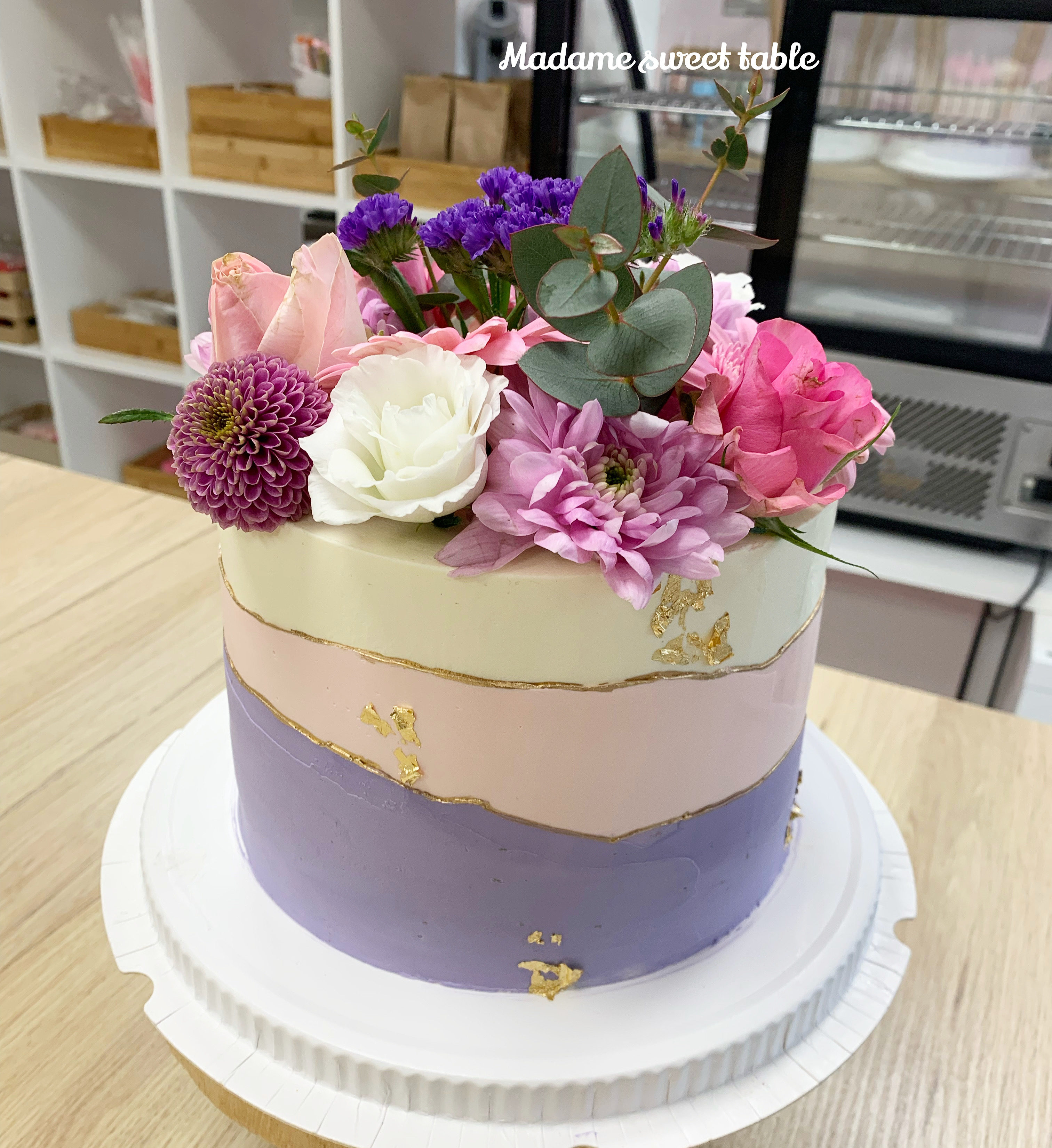 Madi's Cakes - Boutique de Cake Design - Joyeux anniversaire superbe,  gentille, magnifique Léa 🥰😊 Un gâteau féminin, doux et chic avec des  fleurs et feuilles comestibles  #fleurscommestibles #cakedesign  #madiscakes #patisserie #